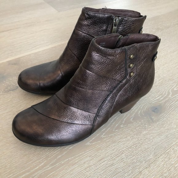 NWOT Earth "Hope" Bronze Leather Heeled Booties - Picture 3 of 11